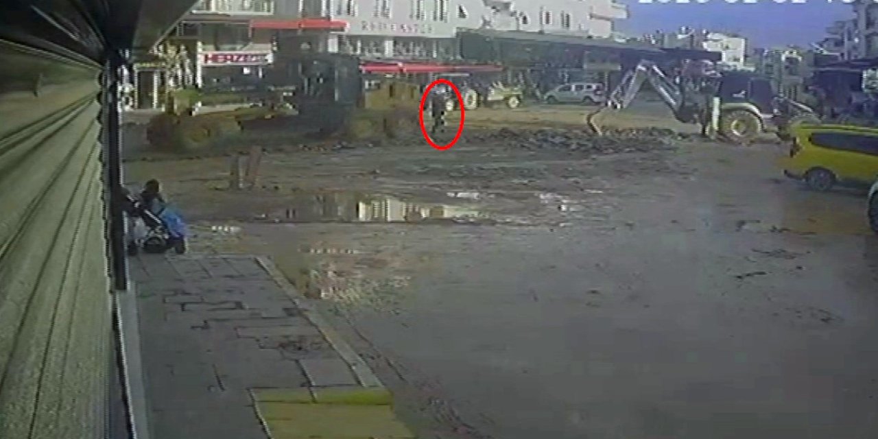 Antalya’da İş Makinesinin Belediye Çalışanına Çarpma Anı Kamerada