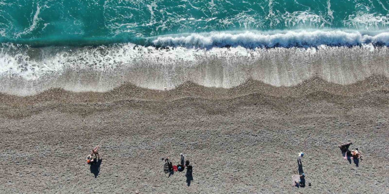 Antalya’da Bir Gün Arayla İki Mevsim: Dün Sağanak Ve Fırtına, Bugün Deniz Keyfi