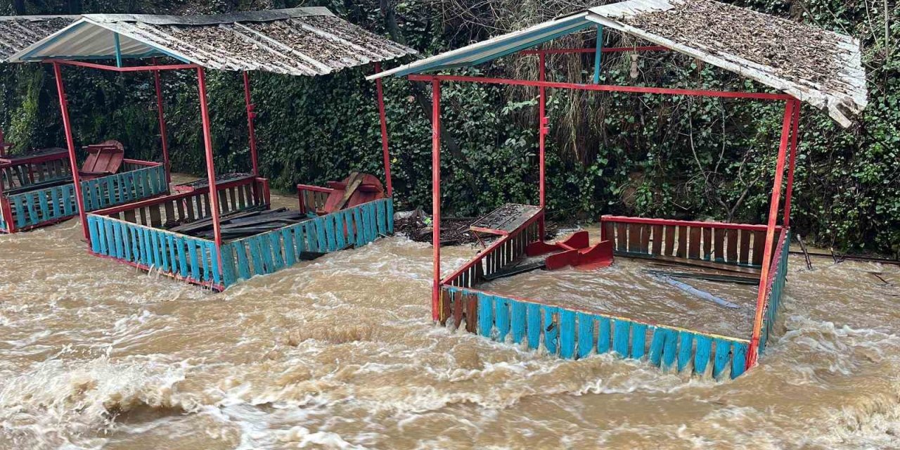 Alanya’da Çay Taştı: İşletmelere Ait Çardaklar Sular Altında Kaldı