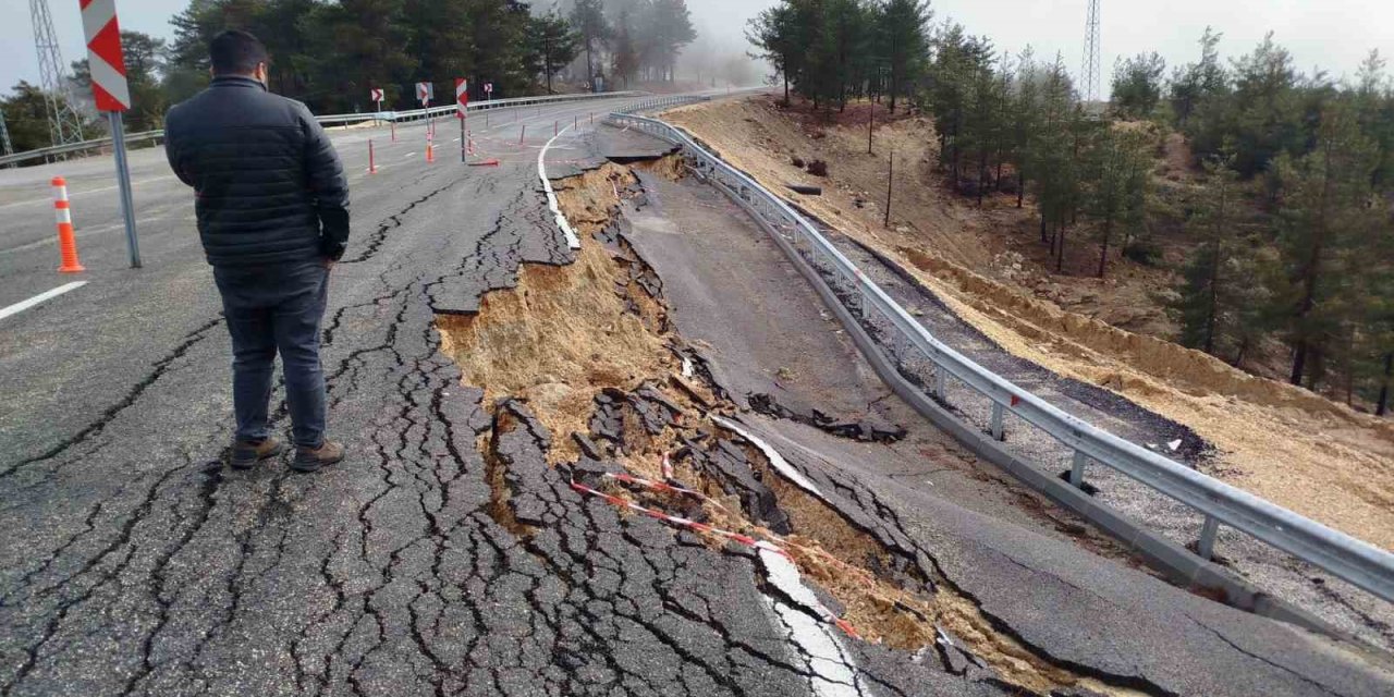 Mersin’de Şiddetli Yağışta Yolda 2 Metrelik Çukur Oluştu
