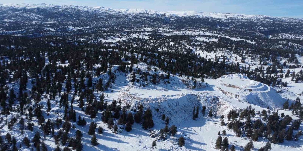 Toroslar’da Kar Güzelliği: Çocuğu Da Yaşlısı Da Doyasıya Eğlendi
