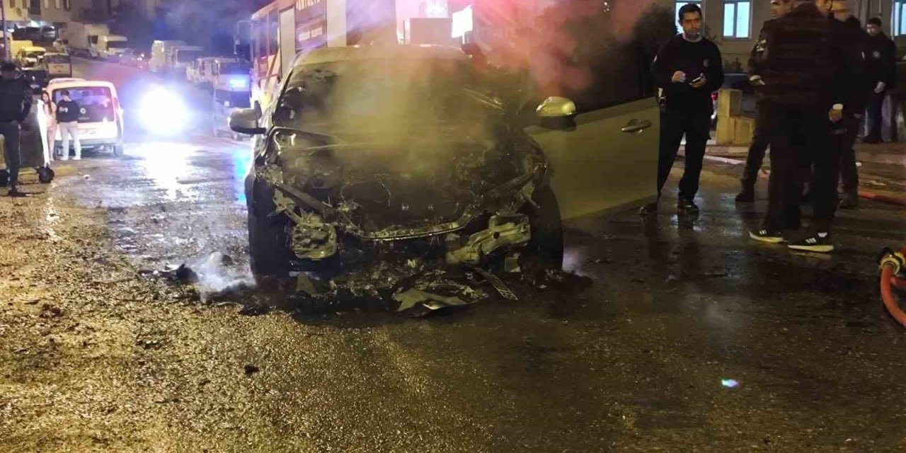 Manavgat’ta Seyir Halindeki Otomobil Alev Alev Yandı