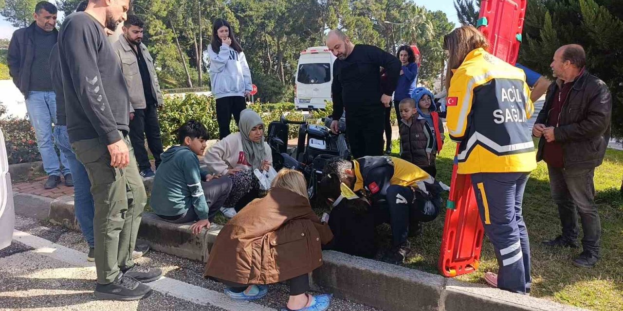 Manavgat’ta Motorlu Bisiklet Takla Attı: 1’i Ağır 2 Yaralı