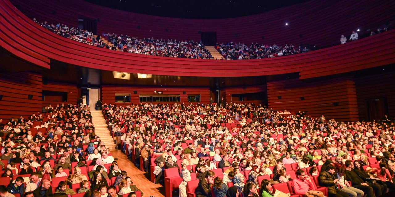 Selçuklu Belediyesi Sanat Akademisi Çocuk Tiyatro Topluluğundan Eğlence Dolu Tiyatro Gösterisi