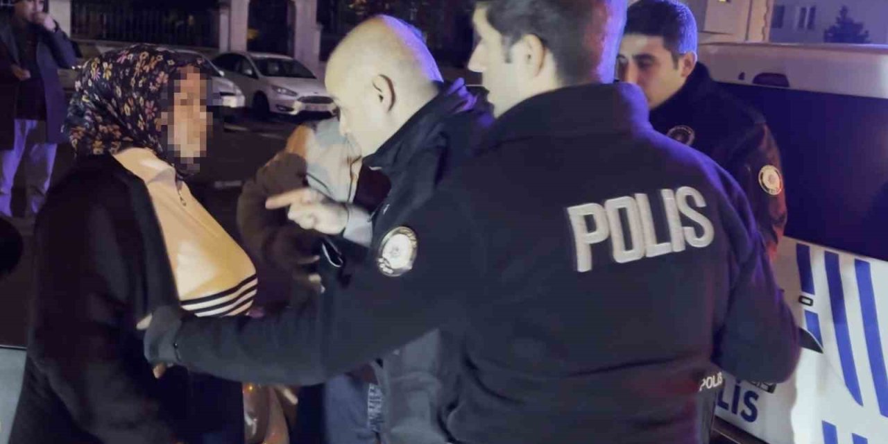 Kavga Sonrası Gözaltına Alınan Şahıs "kapıyı Kapatmayın" Derken, Annesi "adam Öldürmedi, Çıkarın Benim Çocuğumu" Dedi