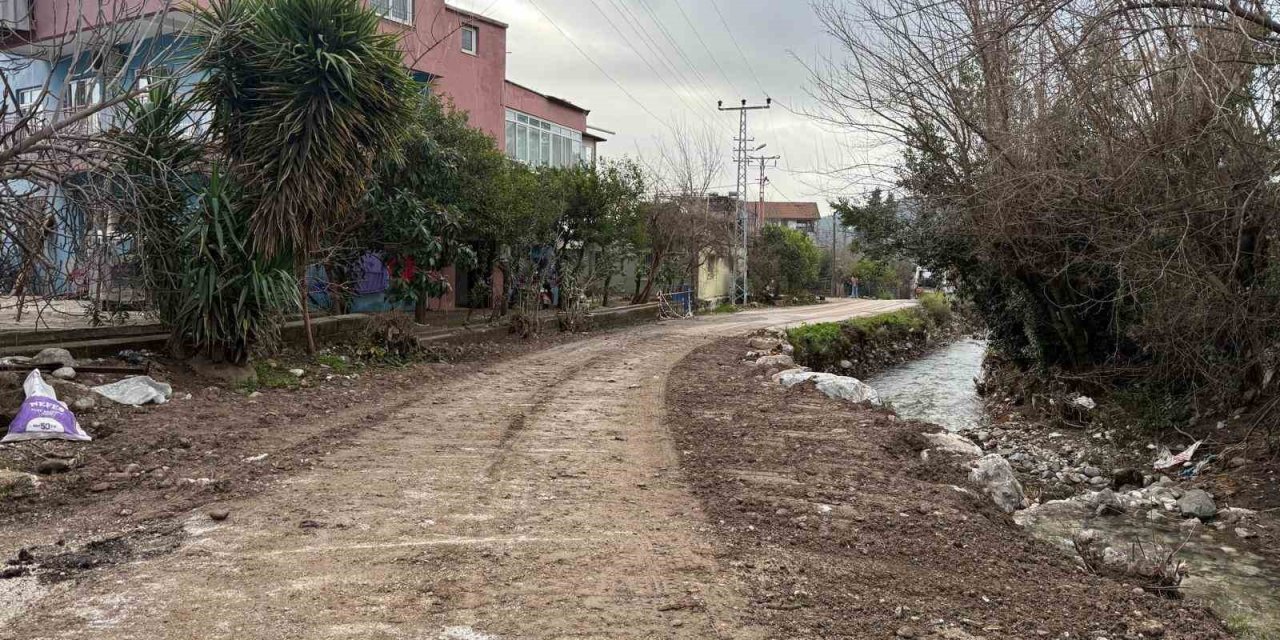Kemer’de Şiddetli Yağış Nedeniyle Çöken Yol Onarıldı