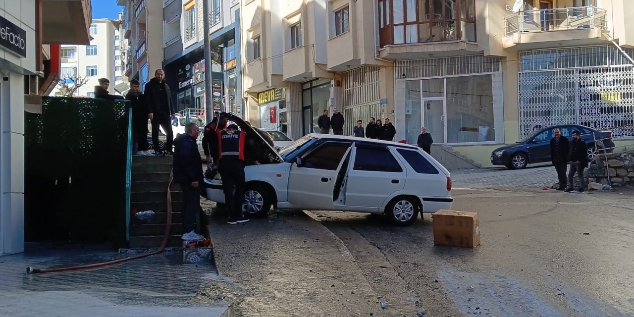 Ermenek’te Seyir Halindeki Otomobil Alev Alarak Yandı