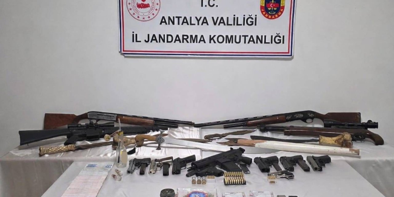 Antalya’da Operasyon Yapılan Evde Çok Sayıda Silah Ele Geçirildi