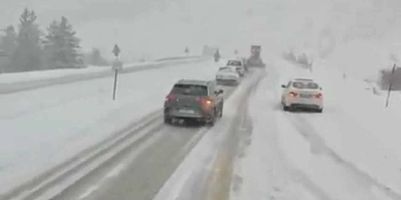 Antalya’nın Bin 825 Rakımlı Alacabel Mevkiinde Kar Yağışı Başladı