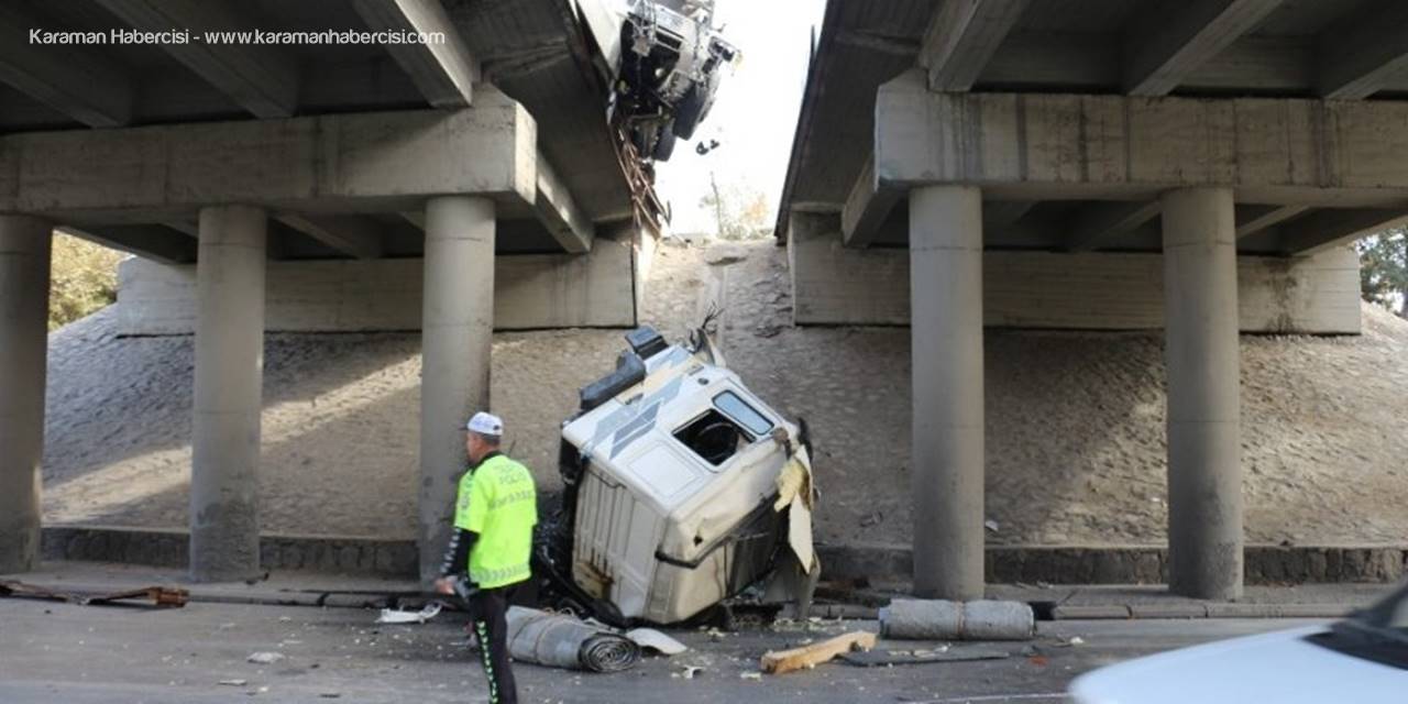 Bariyerlere Çarpan Tırın Kupası Köprüden Aşağıya Düştü