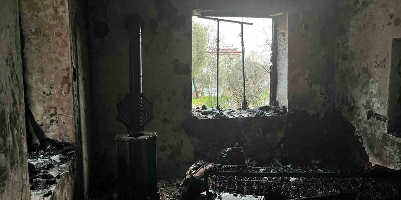 Yangına Uykuda Yakalanan Yaşlı Kadın Hastaneye Kaldırıldı