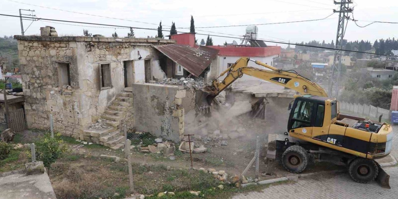 Mersin’de Metruk Bina Kontrollü Şekilde Yıkıldı