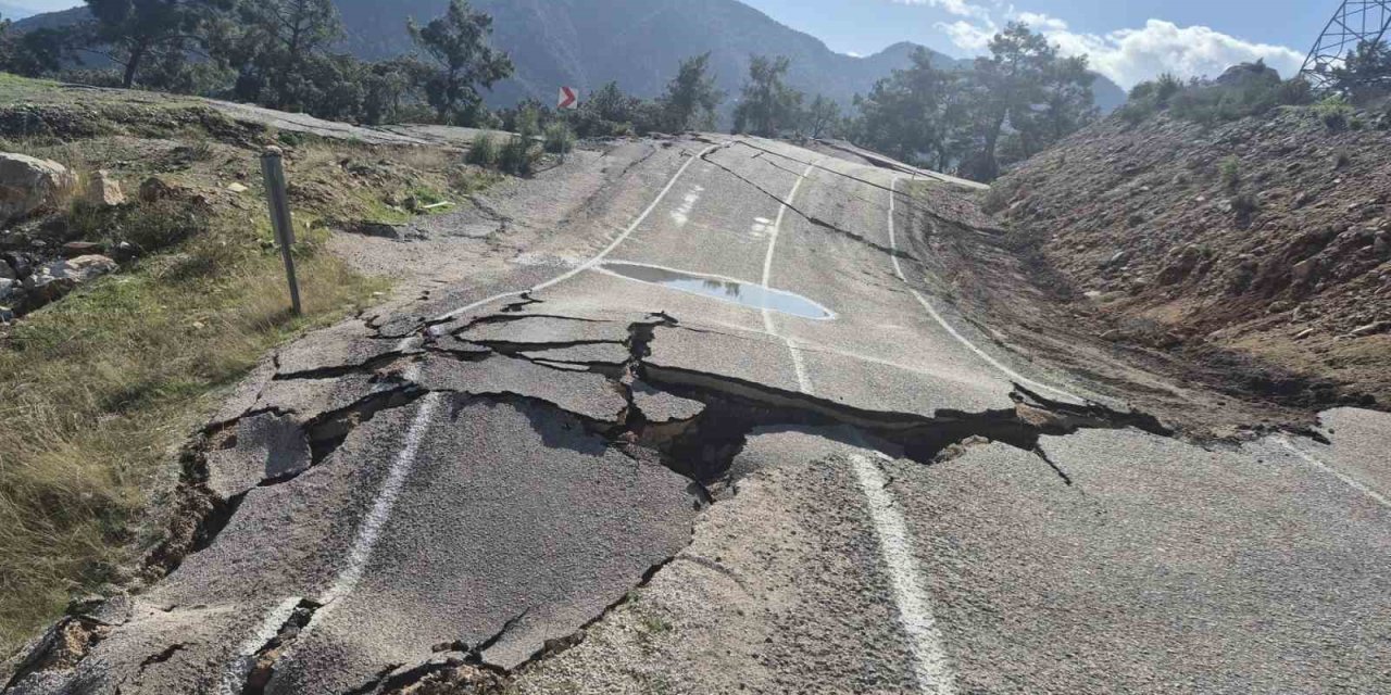 Antalya’da 3 Mahallenin Ulaşımını Sağlayan Yol Çöktü