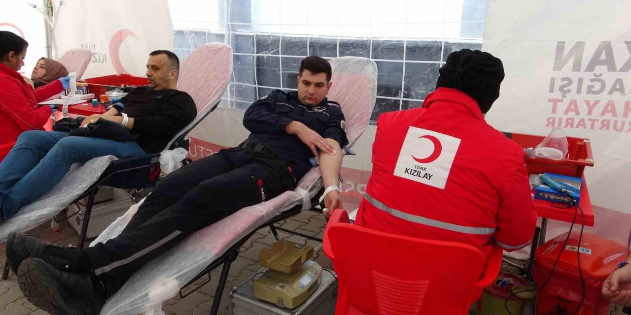 Mersin’de Kan Veren İtfaiye Erleri Öğrencilerden Alkış Aldı