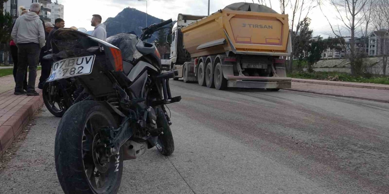 Okul Dönüşü Kamyon İle Çarpışan Motosikletteki 2 Genç Yaralandı