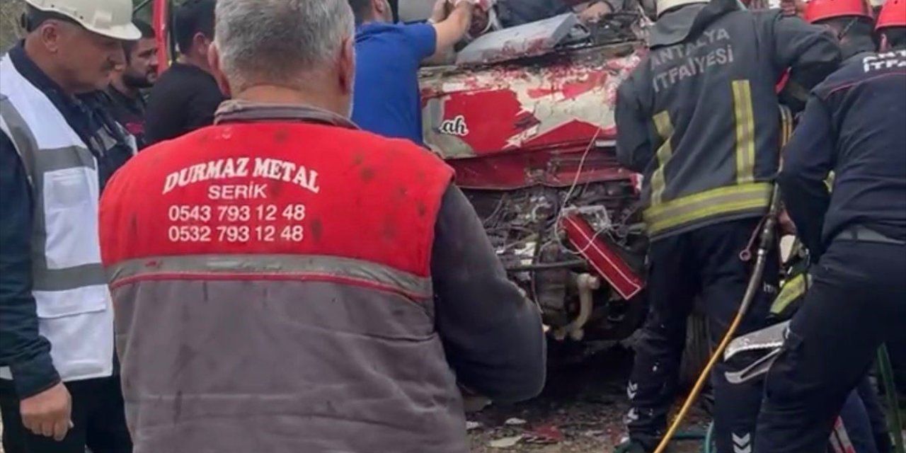 Antalya’da İki Kamyon Çarpıştı, Sıkışan Sürücüyü İtfaiye Kurtardı