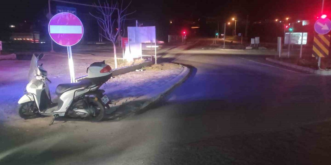 Devrilen Motosikletin Sürücüsü Ambulansta Tedavi Edildi