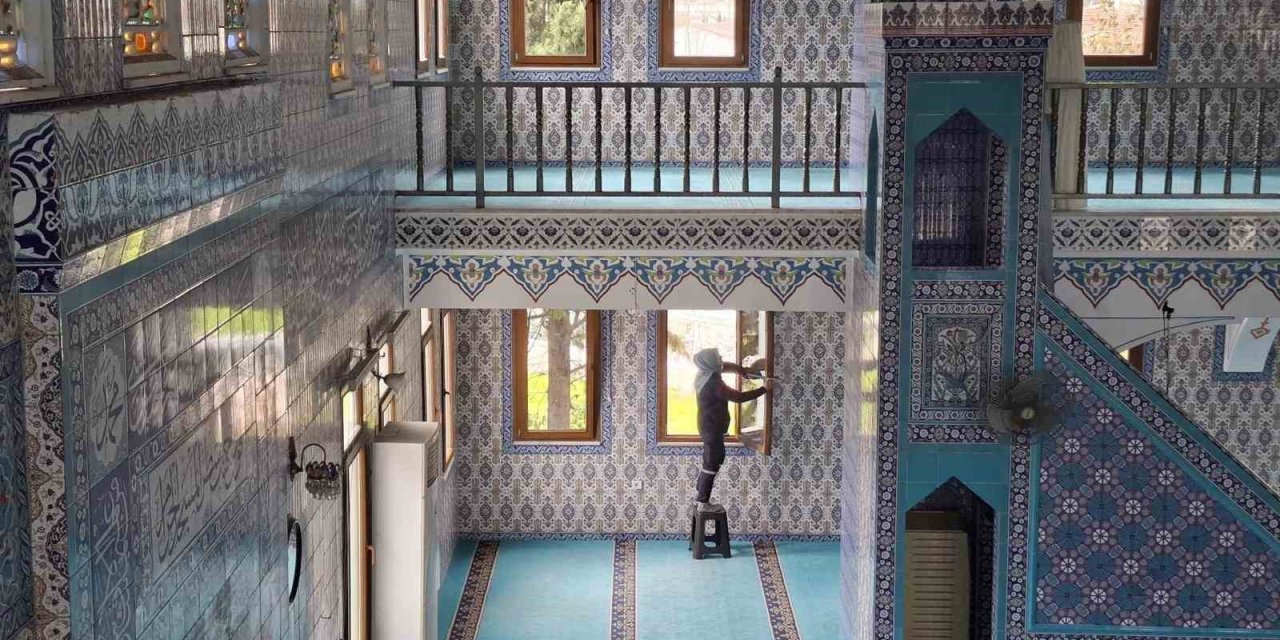 Kemer’de Ramazan Öncesi Camilerde Temizlik Yapıldı