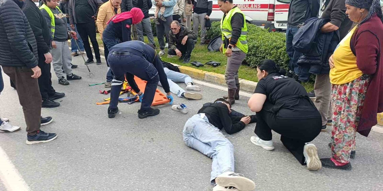 Geri Manevra Yapan Kamyonete Çarpan Motosikletteki 2 Kişi Yaralandı