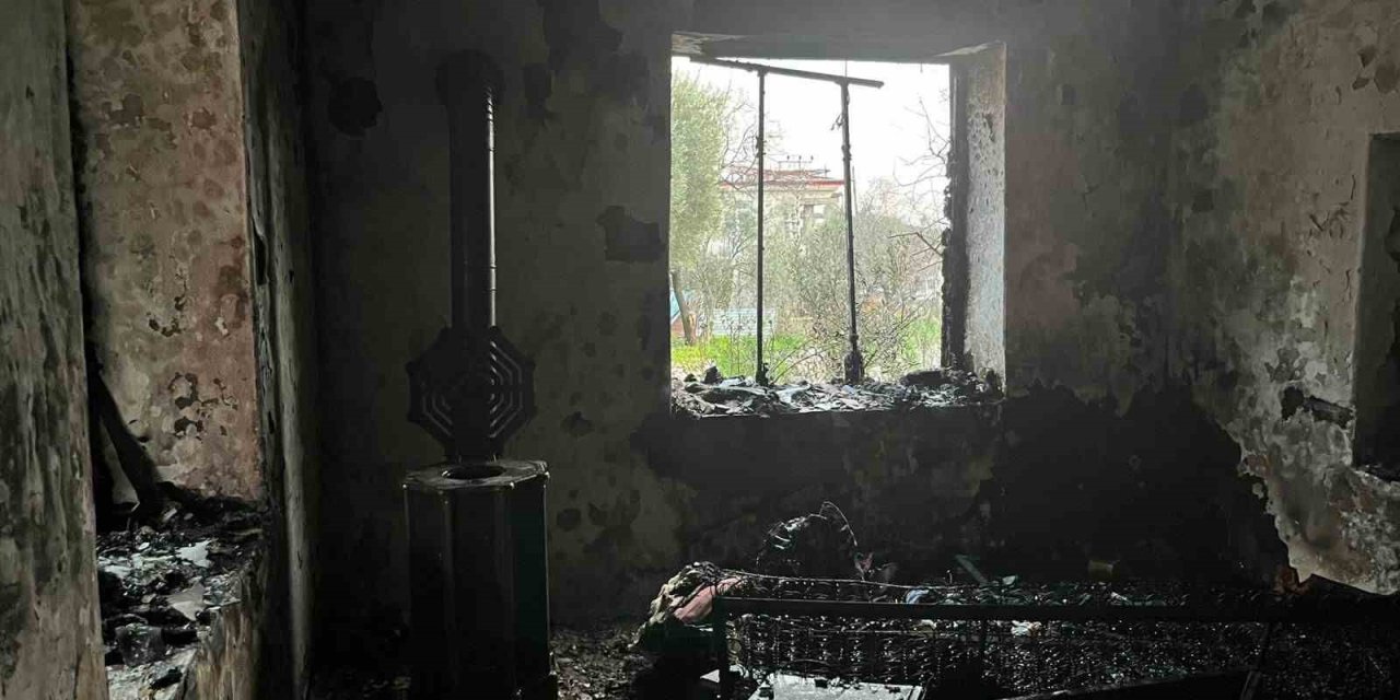 Evinde Çıkan Yangında Ağır Yaralanan Yaşlı Kadın Hayatını Kaybetti
