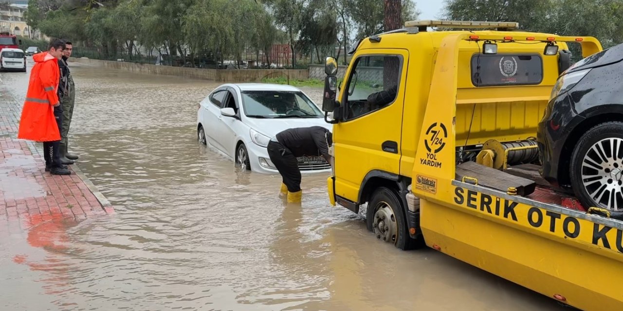 Serik’te Sağanak Nedeniyle Yollarda Su Birikintileri Oluştu
