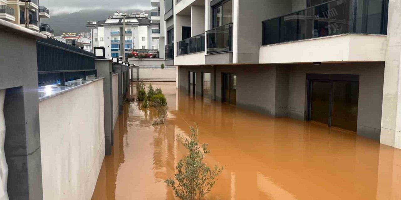 Alanya’da Sağanak Sebebiyle Oba Çayı Taştı, Binaların Bahçelerini Su Bastı
