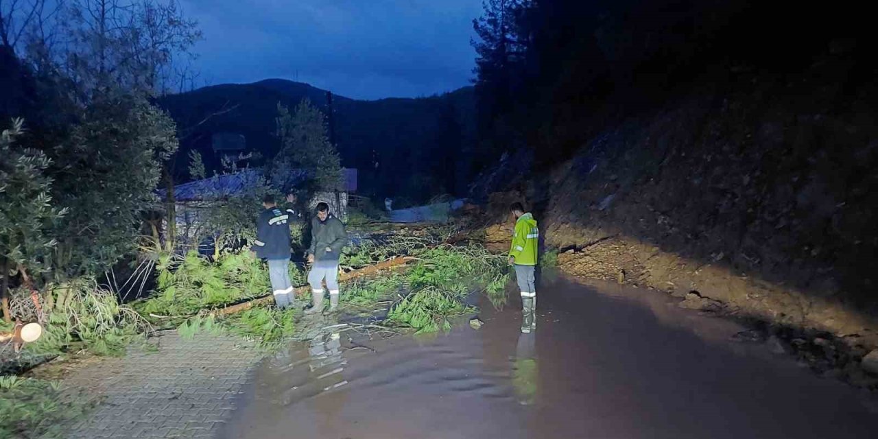 Antalya Gündoğmuş’ta Dereler Taştı, Piknik Alanları Su Altında Kaldı