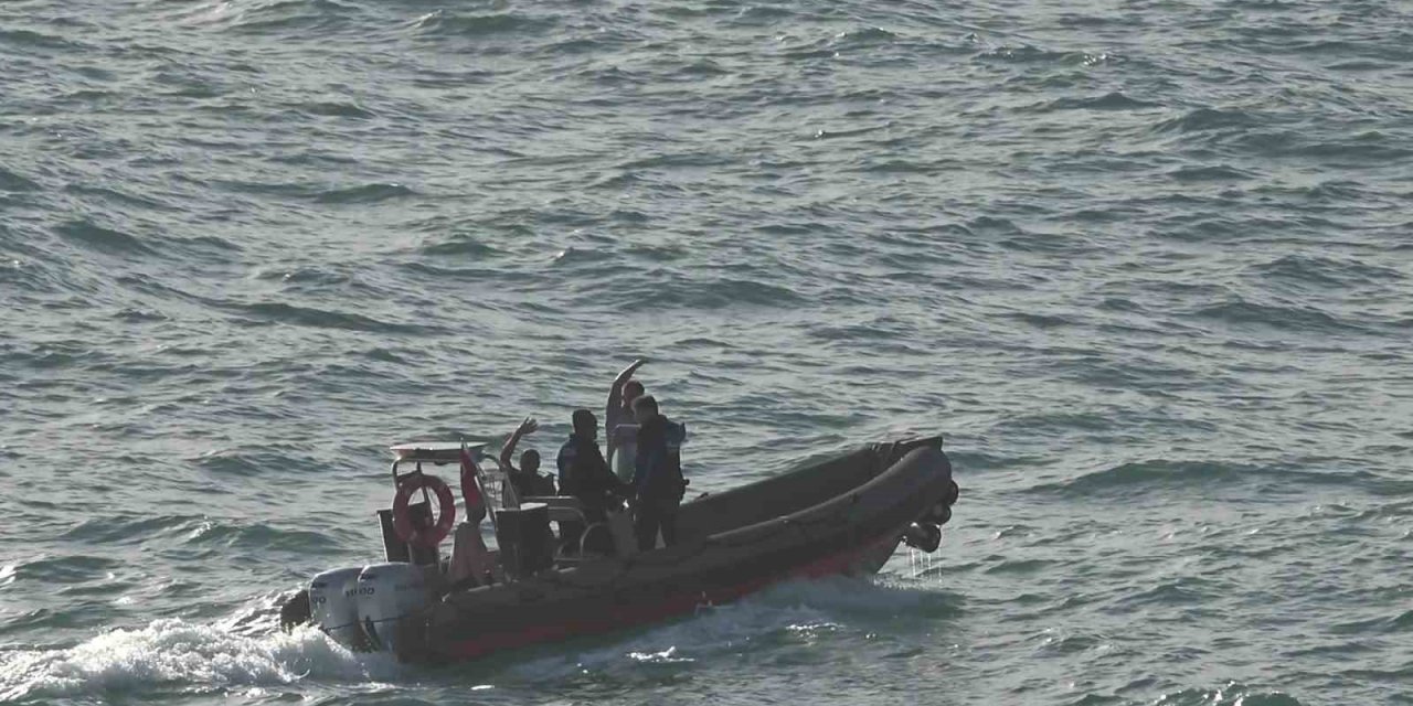 Dalgalarla Boğuşan 2 Kişiyi Deniz Polisi Kurtardı