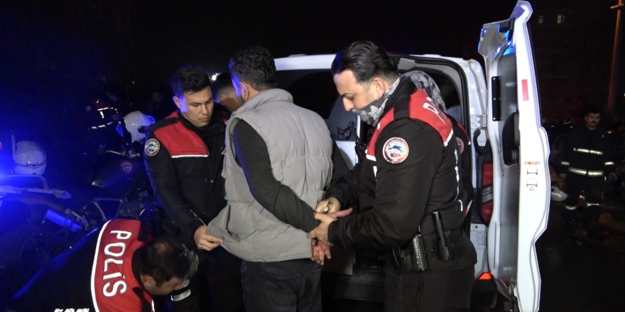 Benzin Dökerek Hem Kendinin Hem De Kız Arkadaşının Aracını Yaktı