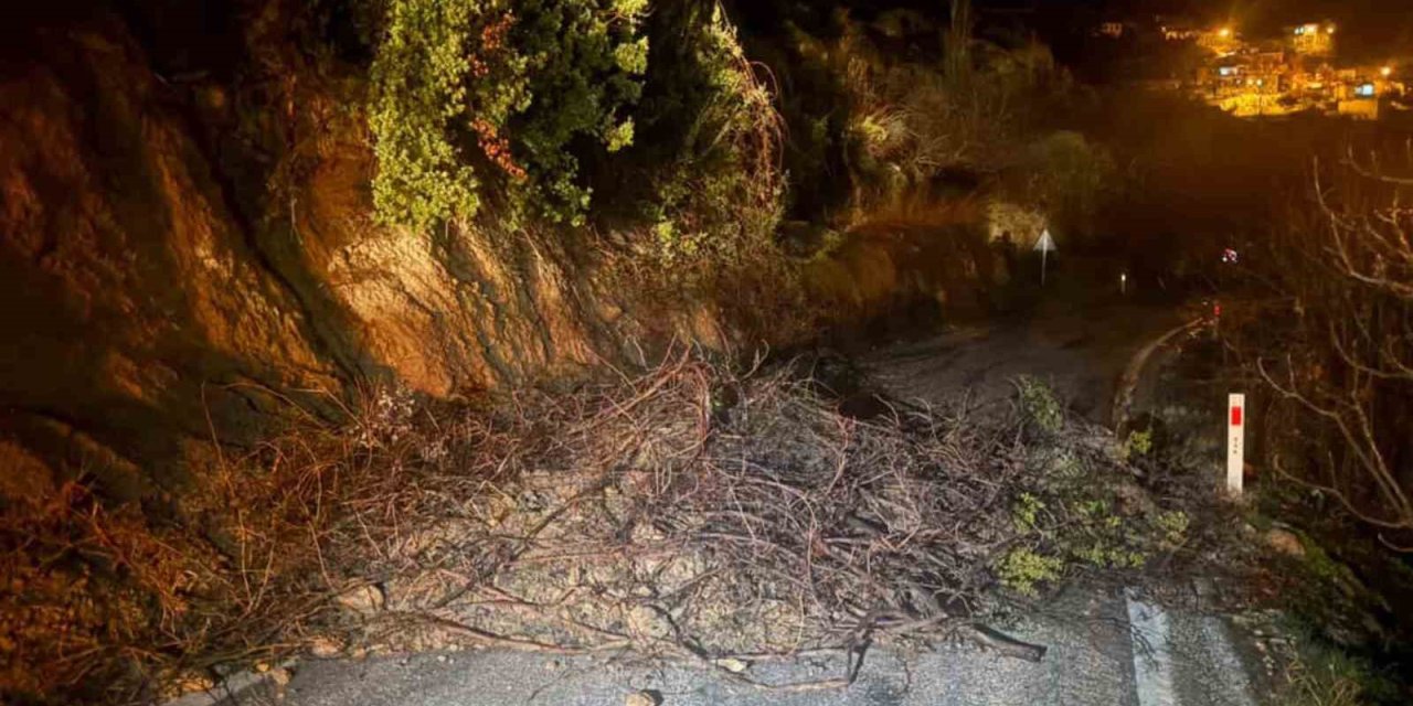 Mut’ta Aşırı Yağış Nedeniyle Kapanan Yol Ulaşıma Açıldı