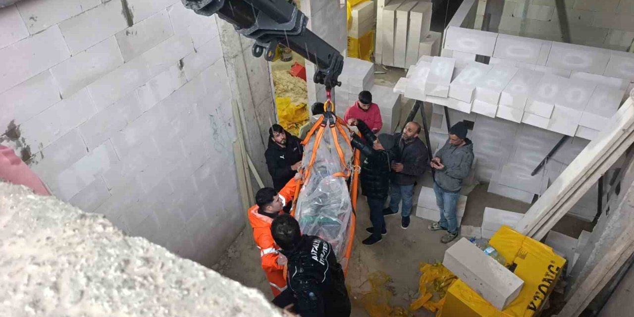 İnşaatta Düşen İşçi Vinç Yardımıyla Kurtarıldı