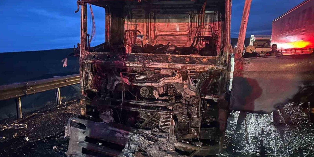 Çekici Yanarak Kullanılamaz Hale Geldi