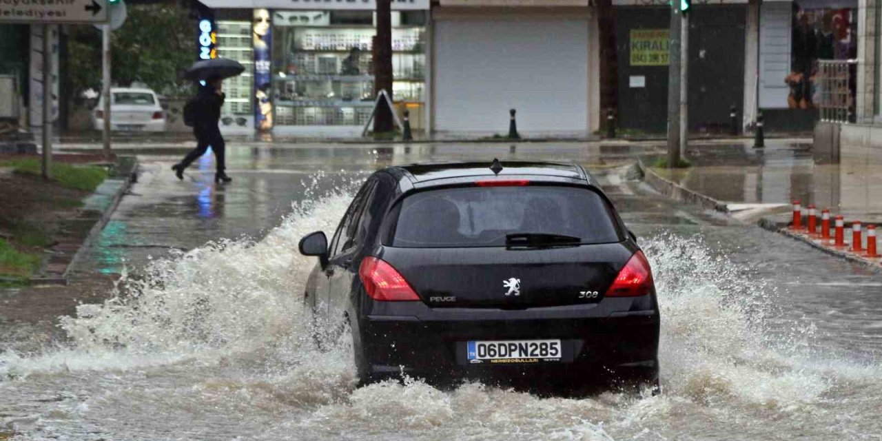 Antalya’da ’sarı Kod’ Uyarısı: Rögarlar Taştı, Telef Olmuş Dana Kıyıya Vurdu