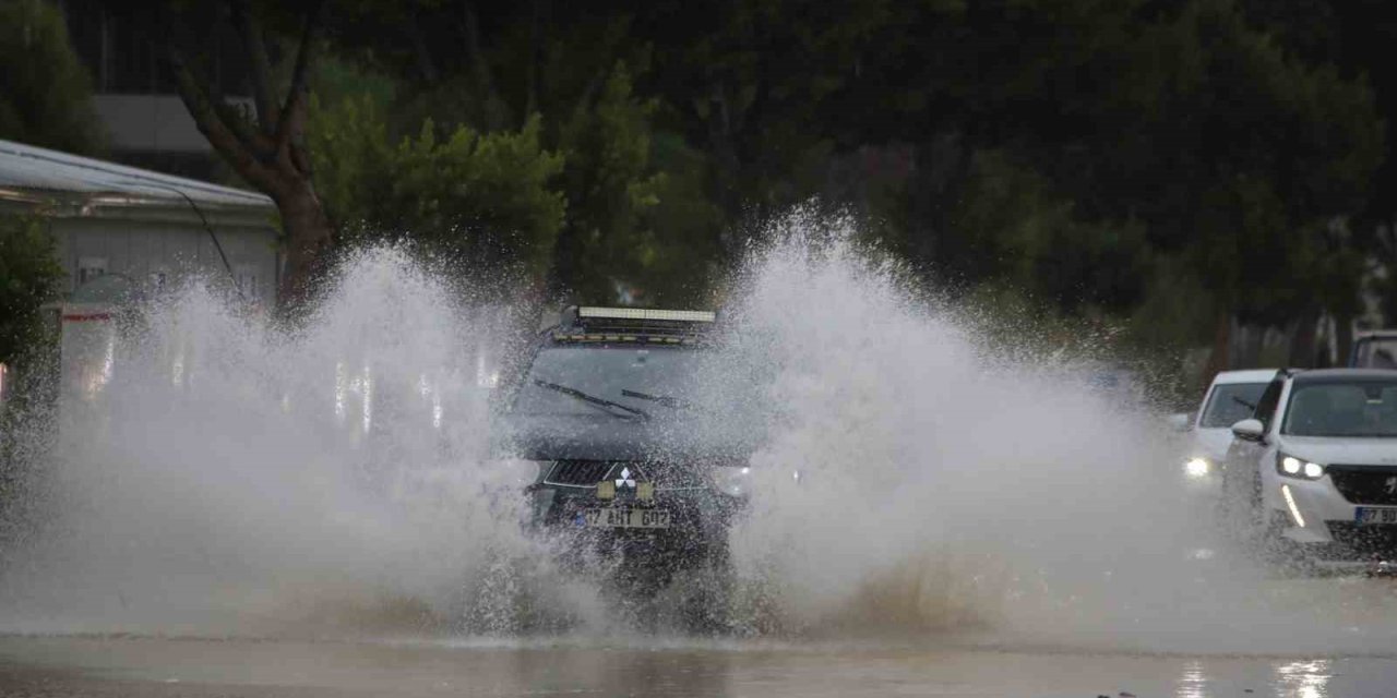 Antalya’da Şiddetli Yağış Hayatı Olumsuz Etkiledi