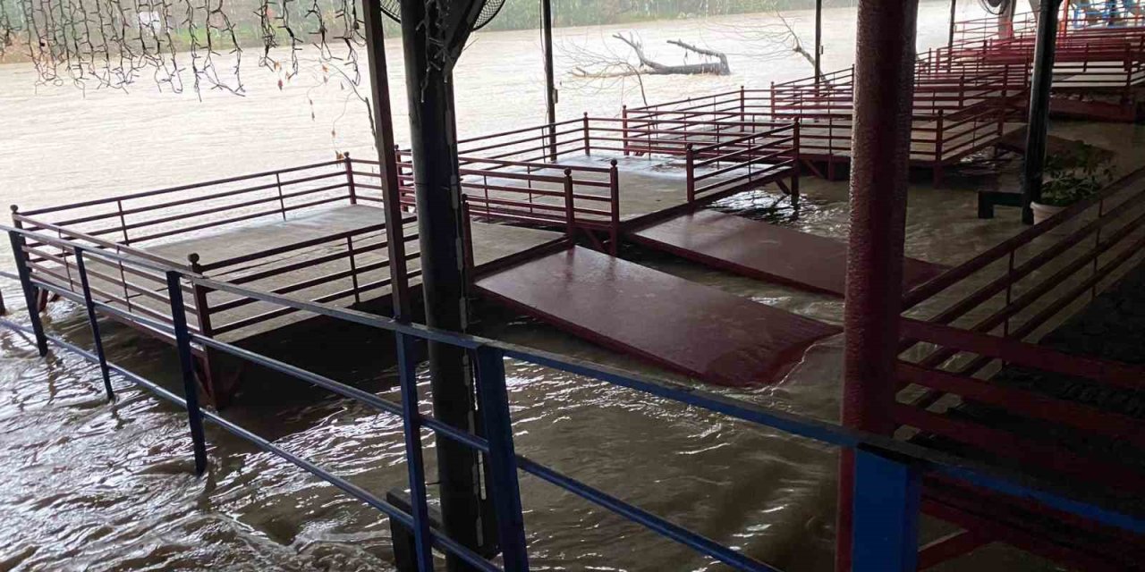 Sağanak Sebebiyle Köprüçay Taştı, İş Yerleri Ve Araziler Sular Altında Kaldı
