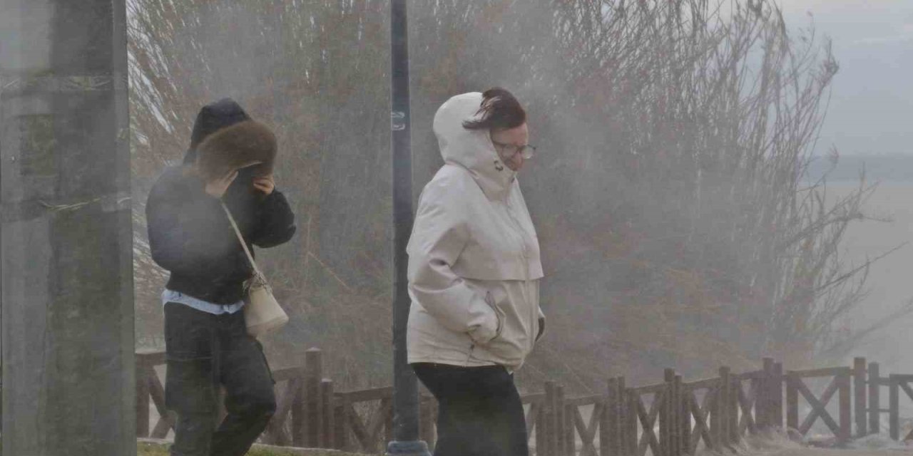 Şelale Şiddetli Rüzgarla Tersine Çağladı, Denizin Rengi Kahverengiye Büründü