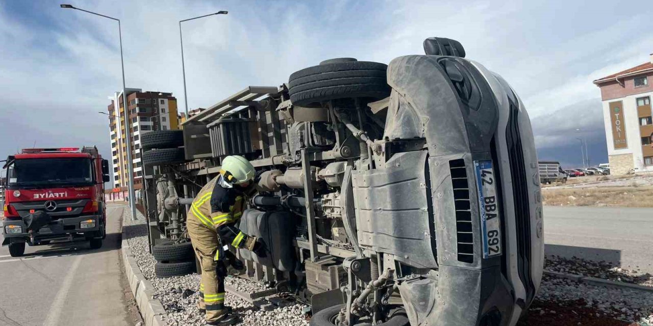 Karaman’da Şiddetli Fırtına Kamyoneti Devirdi, Çatılar Uçtu