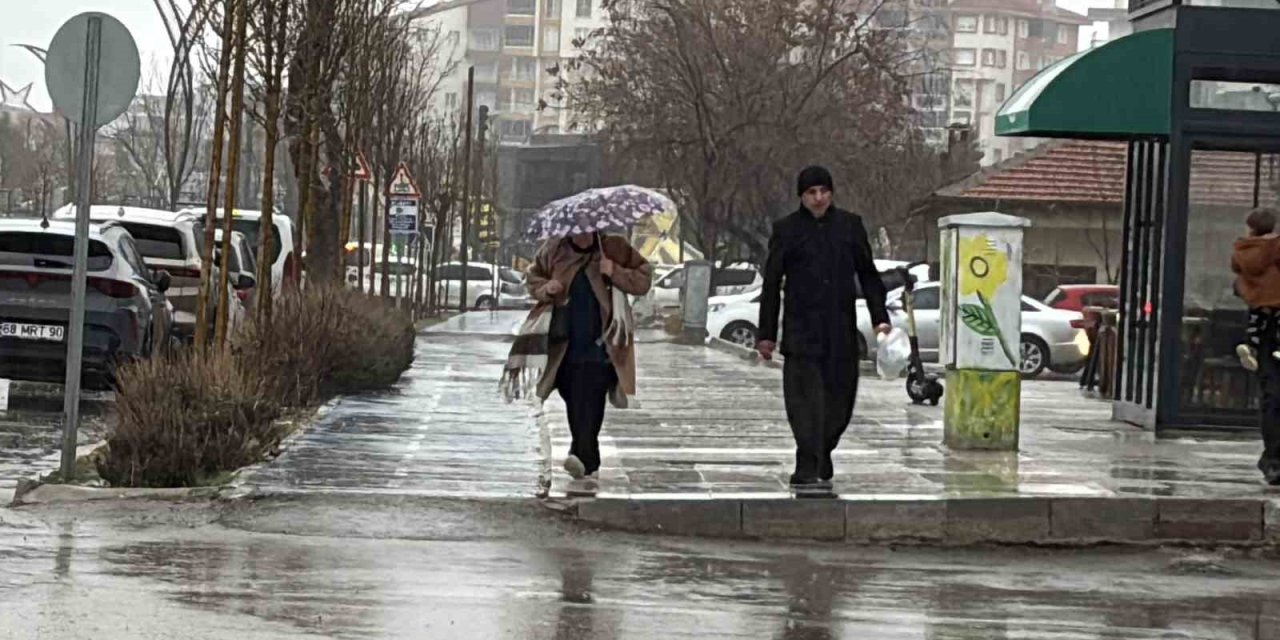 Aksaray’da Rüzgar Ve Şiddetli Yağmur Etkili Oluyor