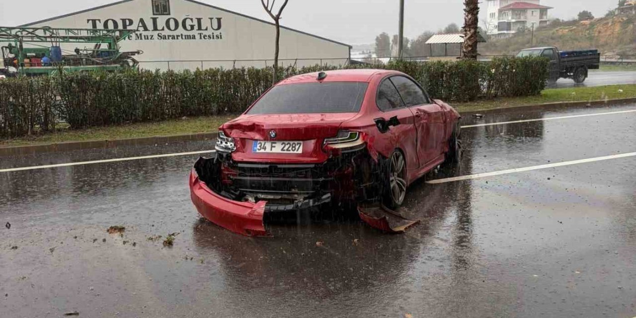 Kontrolden Çıkan Lüks Otomobil Refüje Çarptı: 1 Yaralı