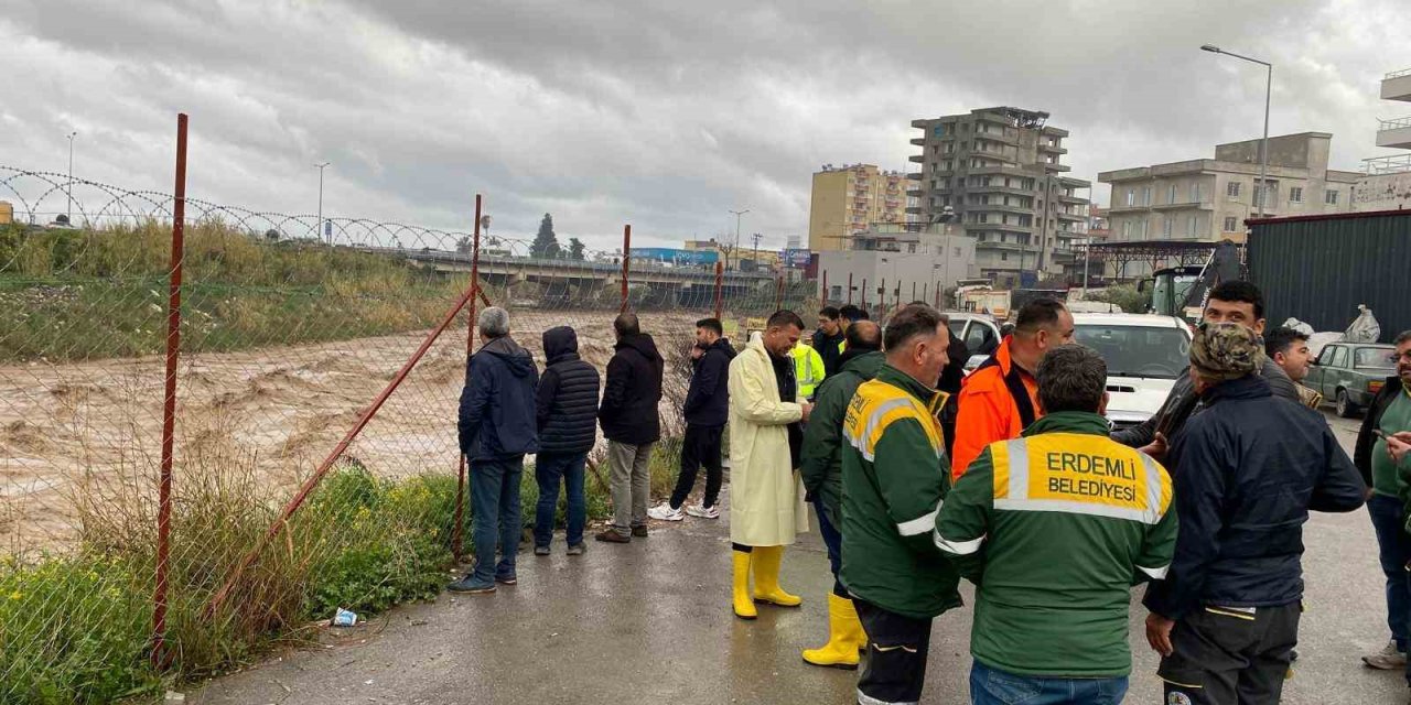 Mersin’de Sağanak Yağmur Etkili Oluyor