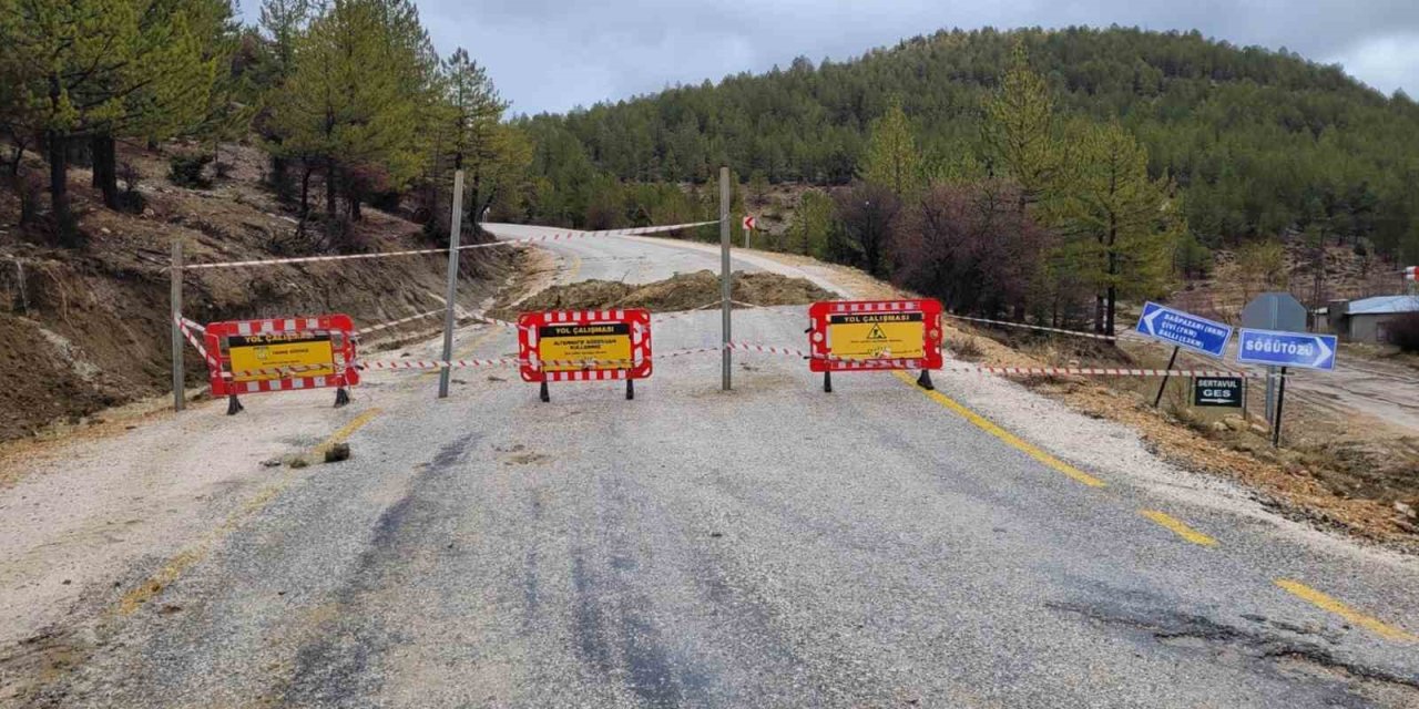Mut’ta Aşırı Yağış Nedeniyle Çivi Mahallesi, Söğütözü Yayla Yolu Ulaşıma Kapandı