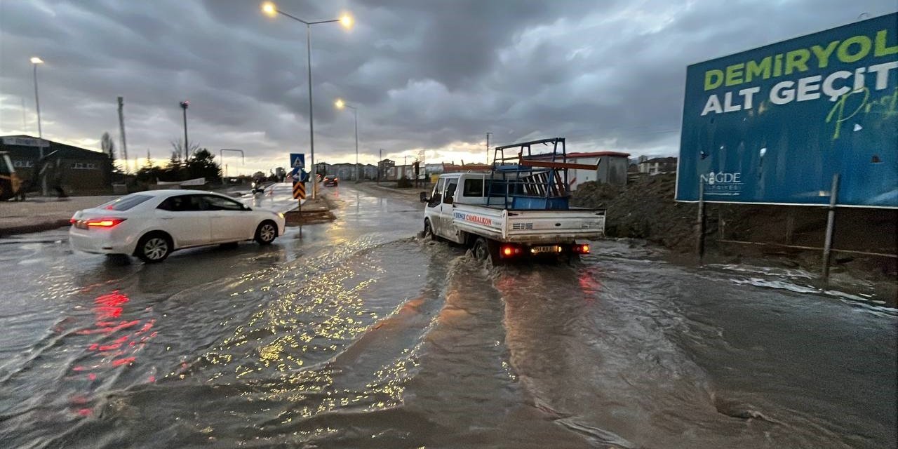 Niğde’de Sağanak Ve Fırtına Etkili Oldu