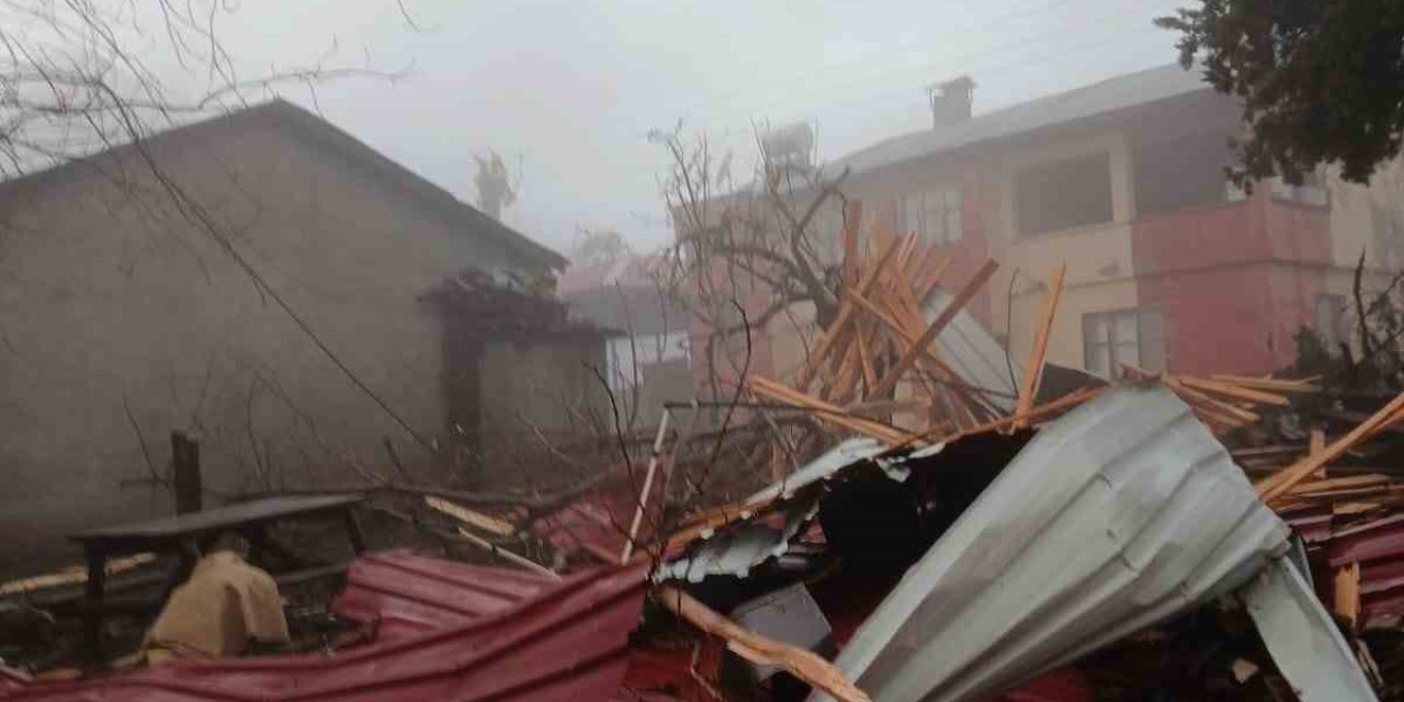 Tarsus’ta Yağmur Ve Fırtına Hayatı Olumsuz Etkiledi