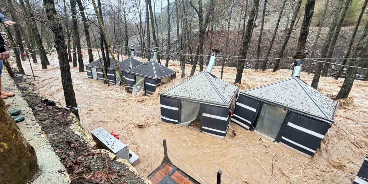 Sağanak Mersin’i Vurdu: Dereler Taştı, Restoran Sular Altında Kaldı