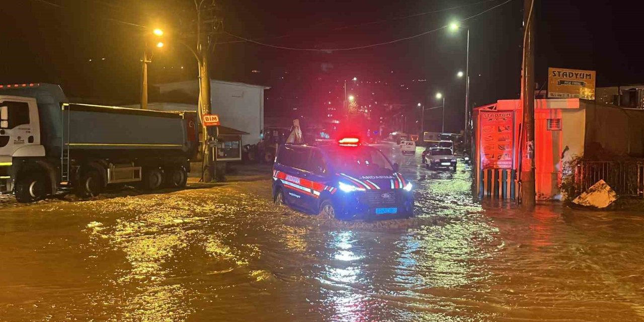 Alanya’da Oba Çayı Taştı, Caddeler Sular Altında Kaldı