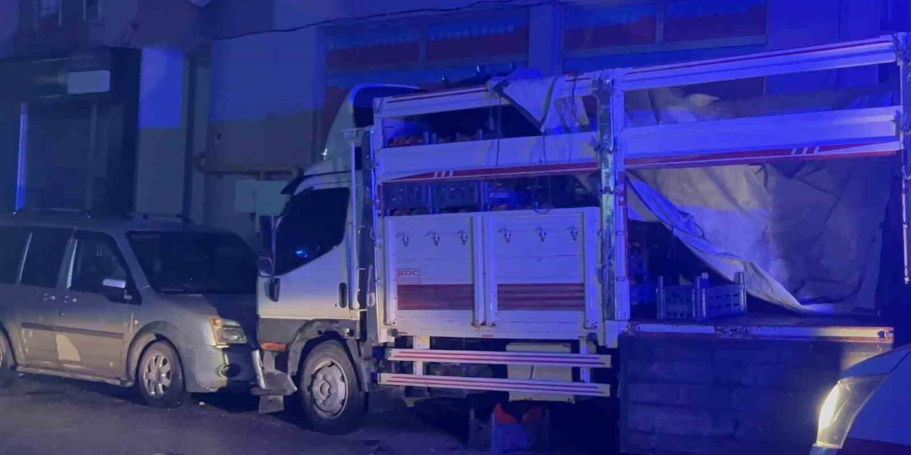 Genç Kız, 4. Kattan Kamyonet Kasasına Düşüp Ağır Yaralandı