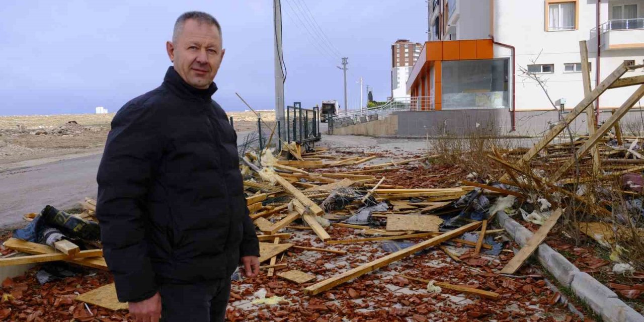 Uçan Çatının Altında Kalmaktan Saniyelerle Kurtuldu