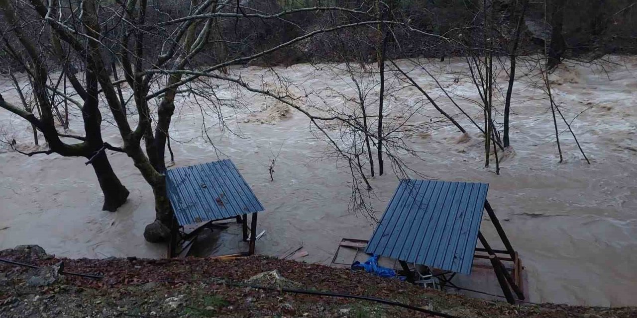 Gündoğmuş’ta Sağanak, Uçansu Şelalesi’ni Coşturdu