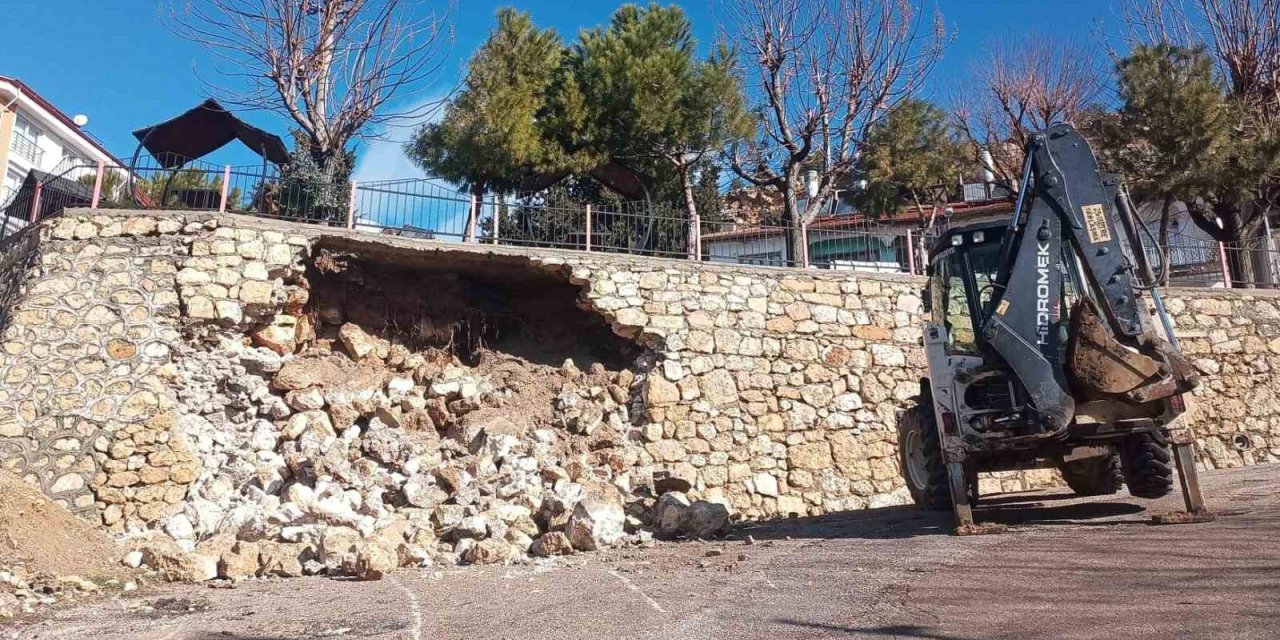 Ermenek’te Seyir Terasının İstinat Duvarı Yıkıldı
