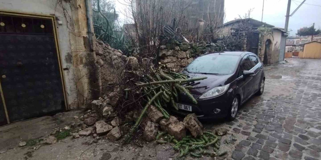 Tarsus’ta Duvar Çöktü, Park Halindeki Araç Zarar Gördü
